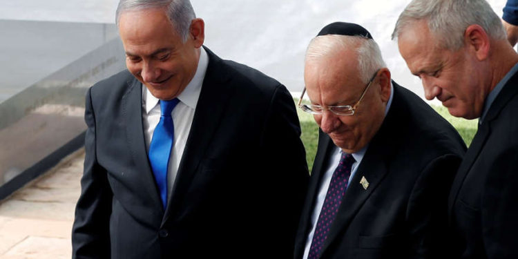 El primer ministro Netanyahu, el presidente Reuven Rivlin y el líder azul y blanco Benny Gantz en una ceremonia conmemorativa del difunto presidente Shimon Peres en el monte Herzl en Jerusalén, el jueves | Foto: Reuters / Ronen Zvulun