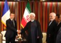 El presidente de Francia, Emmanuel Macron (L), se da la mano con su homólogo iraní, Hassan Rouhani, mientras el ministro de Relaciones Exteriores de Irán, Mohammad Javad Zarif (3 ° R) se encuentra junto a ellos. (Archivo / AFP)