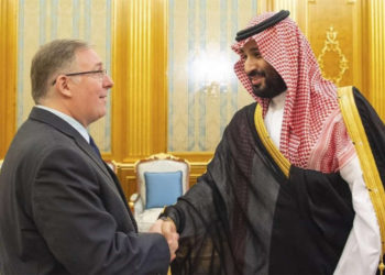 Joel Rosenberg, doble ciudadano estadounidense e israelí, se da la mano con el príncipe heredero saudí Mohamed bin Salman en un palacio en Jiddah, Arabia Saudita, el martes | Foto: Embajada del Reino de Arabia Saudita a través de AP
