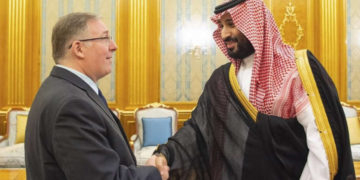 Joel Rosenberg, doble ciudadano estadounidense e israelí, se da la mano con el príncipe heredero saudí Mohamed bin Salman en un palacio en Jiddah, Arabia Saudita, el martes | Foto: Embajada del Reino de Arabia Saudita a través de AP