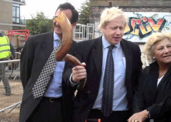 Boris Johnson intenta tocar el shofar, pero falla