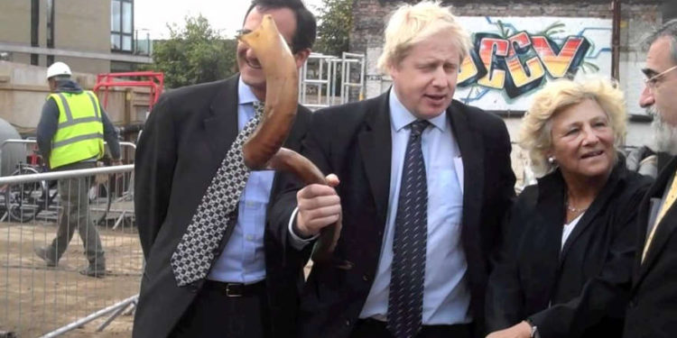 Boris Johnson intenta tocar el shofar, pero falla