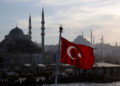 Una bandera turca, con las mezquitas New y Suleymaniye al fondo, ondea en un ferry de pasajeros en Estambul, Turquía, el 11 de abril de 2019 .. (Crédito de la foto: MURAD SEZER / REUTERS)