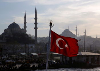 Una bandera turca, con las mezquitas New y Suleymaniye al fondo, ondea en un ferry de pasajeros en Estambul, Turquía, el 11 de abril de 2019 .. (Crédito de la foto: MURAD SEZER / REUTERS)