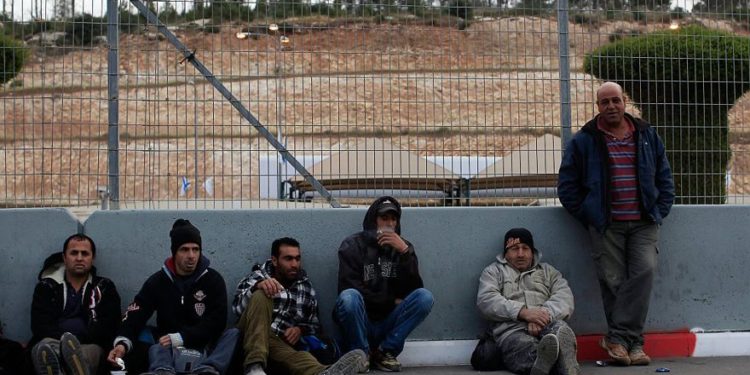 Jornaleros palestinos del área de Hebron Hills en el lado israelí de la frontera después de pasar por el cruce de Tarkumiya