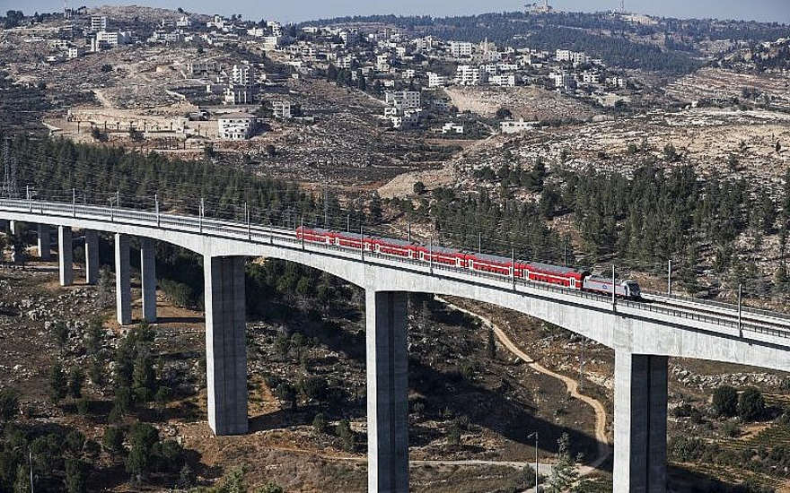 Una sección de la línea de tren de alta velocidad Jerusalén-Tel Aviv en las afueras de Jerusalén, el 25 de septiembre de 2018. (Ahmad Gharabli / AFP)