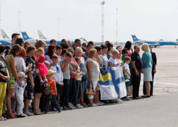 Familiares de prisioneros ucranianos, incluidos en el intercambio de prisioneros entre Rusia y Ucrania, esperan su llegada al aeropuerto internacional de Borispil, a las afueras de Kiev, Ucrania, el 7 de septiembre de 2019. (Crédito de la foto: GLEB GARANICH / REUTERS)