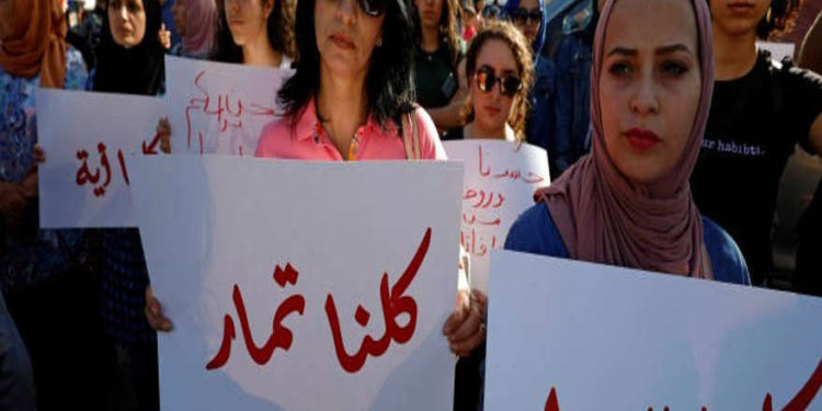 Los manifestantes sostienen carteles durante una protesta que exige protección legal para las mujeres, en la ciudad cisjordana de Ramallah, el 4 de septiembre de 2019. Foto: Reuters / Mohamad Torokman.