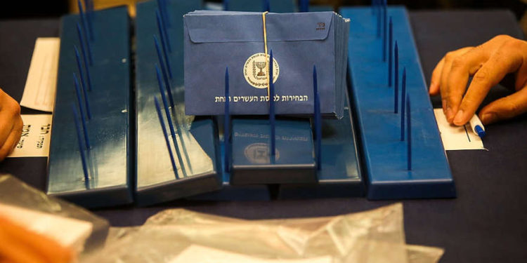 Un trabajador electoral cuenta las boletas de las elecciones de la Knéset del 9 de abril | Foto: Oren Ben Hakoon