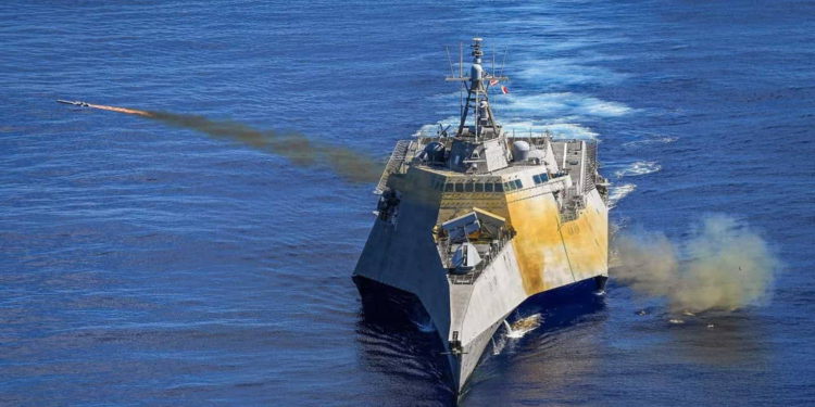 Buque de combate litoral de la Marina de EE.UU. lanza con éxito el Misil Naval Strike