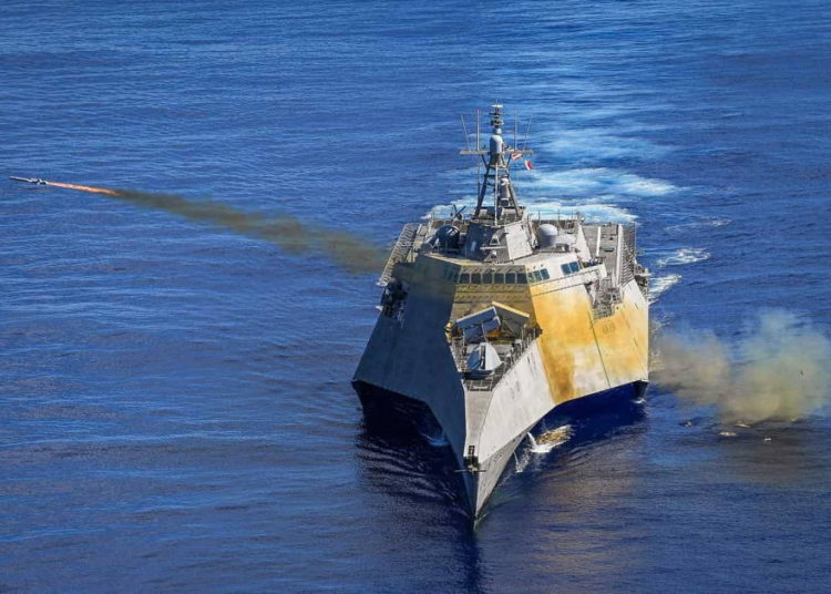 Buque de combate litoral de la Marina de EE.UU. lanza con éxito el Misil Naval Strike