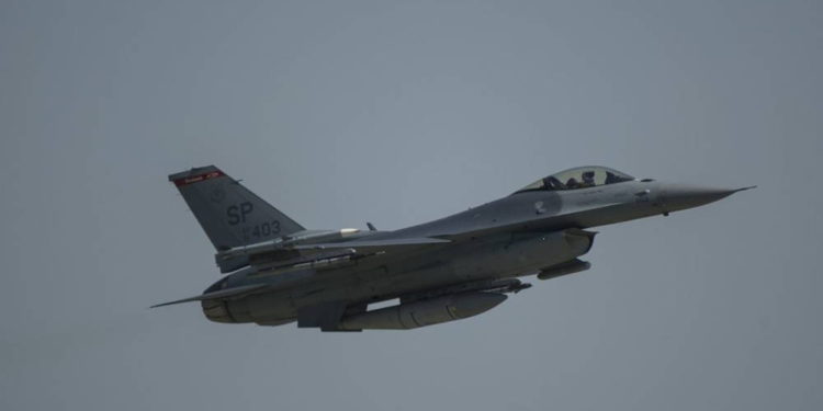 Caza F-16 de la Fuerza Aérea de EE.UU. se estrella en Alemania