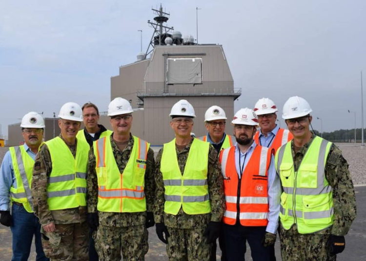 Vicealmirante de la Marina de los EE. UU. Jon Hill (centro), director de la Agencia de Defensa de Misiles (MDA), durante una visita al sitio del Sistema de Defensa de Misiles Aegis Ashore (AAMDS) en Polonia el 26 de septiembre de 2019. Foto por la Teniente Amy Forsythe