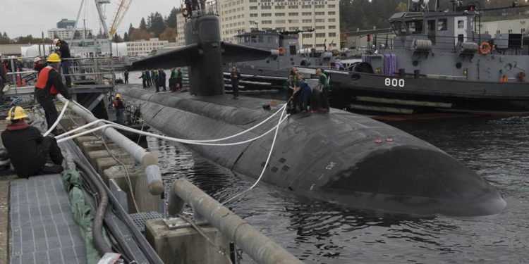 Submarino nuclear de la Marina de EE.UU. llega a Bremerton para su desmantelamiento