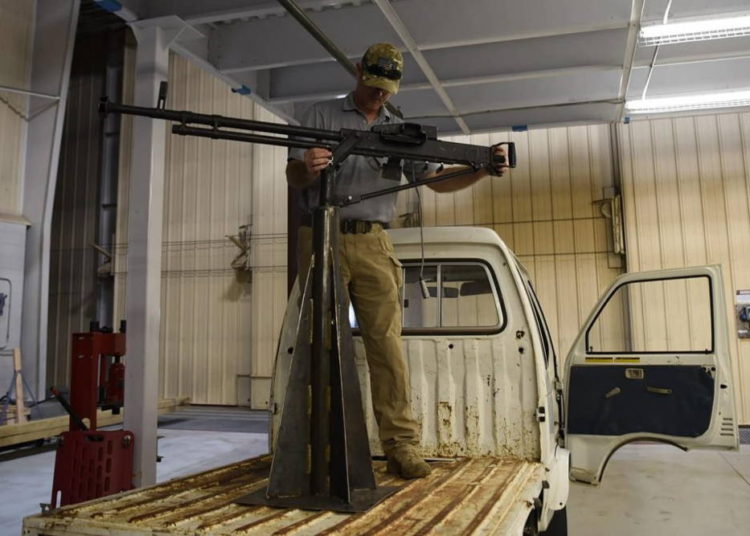 Especialistas de la Fuerza Aérea de EE.UU. construyen 'técnicos' en Monster Garage