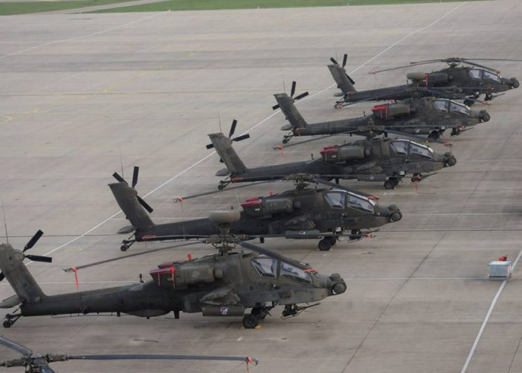 Helicópteros de ataque Apache del Ejército de EE.UU. llegan a Alemania