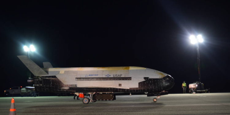 Avión espacial X-37B de la Fuerza Aérea de EE. UU. aterriza después de pasar dos años en el espacio