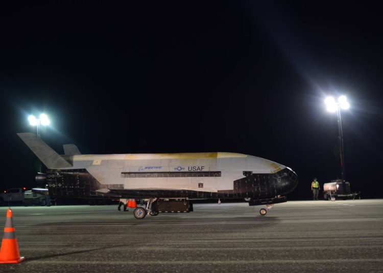 Avión espacial X-37B de la Fuerza Aérea de EE. UU. aterriza después de pasar dos años en el espacio