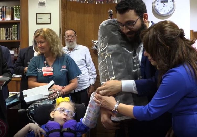 Numa Beron (c) celebra su bat mitzvah en el Centro Médico Cedars-Sinai (Screencapture / Cedars-Sinai)