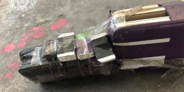 Teléfonos celulares encontrados escondidos en el guardabarros de un camión de reparto de alimentos que llega a la prisión de Ketziot, 24 de octubre de 2019. (Servicio de la prisión de Israel)