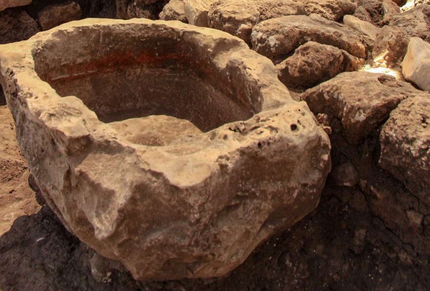 Una gran cuenca de piedra, posiblemente utilizada para actividades rituales, encontrada en la ciudad de En Esur, a principios de la Edad del Bronce. Foto: Ariel David