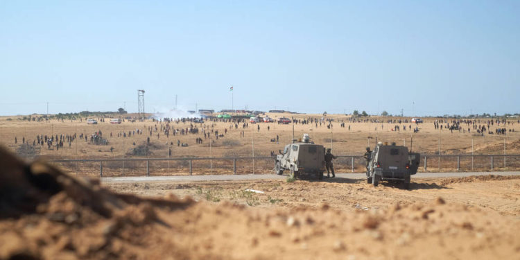 Los soldados israelíes hacen guardia a lo largo de la frontera de Gaza al este de la ciudad de Rafah, en el sur de la Franja, durante las protestas del Día de Nakba el 15 de mayo de 2019. (Judah Ari Gross / Times of Israel)