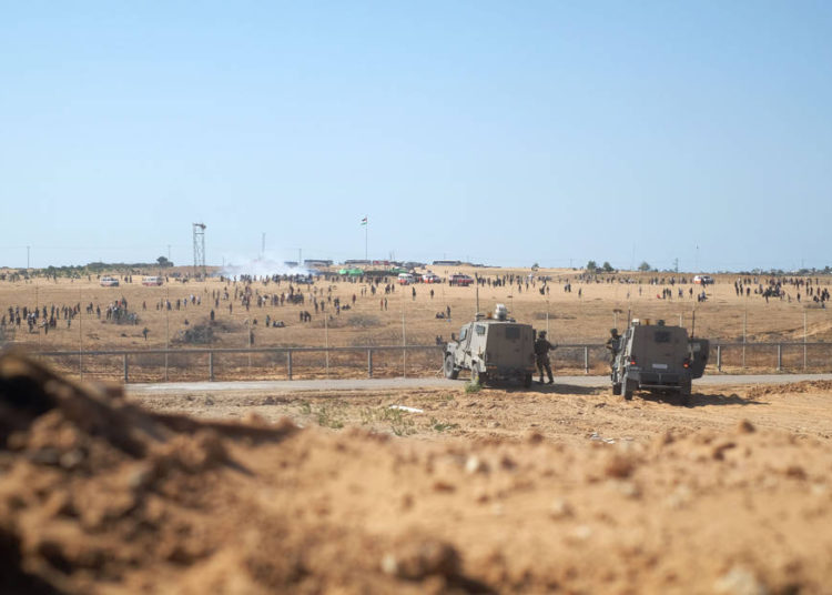 Los soldados israelíes hacen guardia a lo largo de la frontera de Gaza al este de la ciudad de Rafah, en el sur de la Franja, durante las protestas del Día de Nakba el 15 de mayo de 2019. (Judah Ari Gross / Times of Israel)