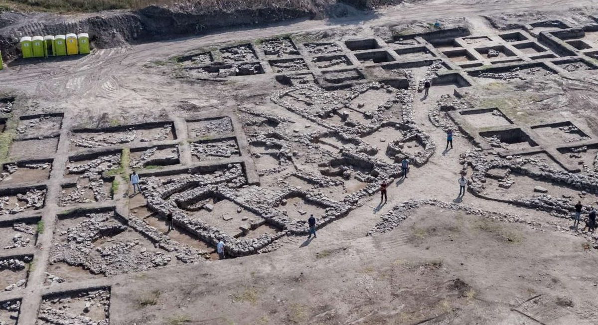 Incluso los arqueólogos están atónitos: gigantesca ciudad prehistórica encontrada en Israel. En Esur fue objeto de excavaciones en las décadas de 1960 y 1990. Pero en 2017 la Autoridad de Antigüedades de Israel lanzó expedición