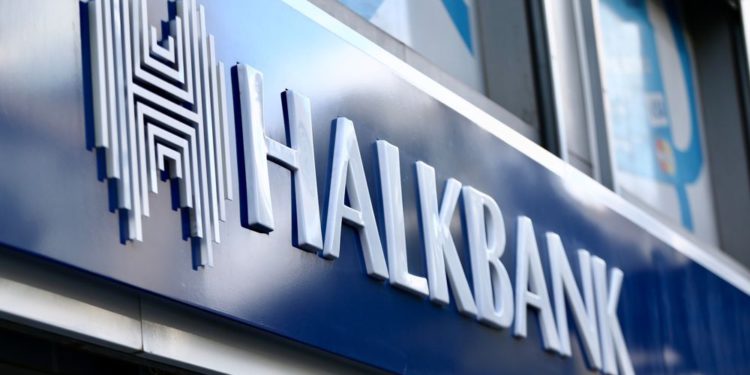 El logo del Halkbank turco en Estambul. (FOTO AFP / OZAN KOSE)
