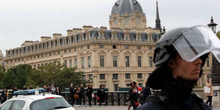 Hombre armado con cuchillo asesinó a cuatro policías en París