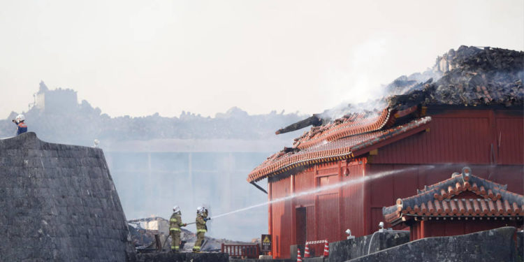 Los bomberos intentan extinguir un incendio en la sala norte del Castillo de Shuri en Naha, Okinawa, sur de Japón, el jueves 31 de octubre de 2019. Un incendio se extendió entre las estructuras en el Castillo de Shuri en la isla de Okinawa, en el sur de Japón, casi destruyendo el Patrimonio Mundial de la UNESCO. sitio. (Jun Hirata / Kyodo News vía AP)