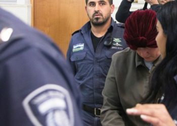 Malka Leifer, ex directora de una escuela australiana que es buscada en Australia bajo sospecha de abuso sexual de estudiantes, camina en el corredor del Tribunal de Distrito de Jerusalén acompañado por guardias del Servicio de Prisiones de Israel, en Jerusalén, el 14 de febrero de 2018. Foto: Reuters / Ronen Zvulun / Archivo.