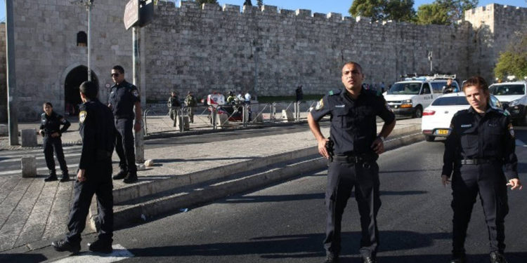 La policía israelí hace guardia en la calle Sultan Suleiman, cerca de la entrada de la Puerta de Herodes a la Ciudad Vieja de Jerusalén, el 19 de septiembre de 2016. (AFP / Menahem Kahana)