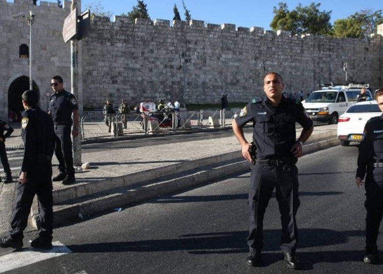 La policía israelí hace guardia en la calle Sultan Suleiman, cerca de la entrada de la Puerta de Herodes a la Ciudad Vieja de Jerusalén, el 19 de septiembre de 2016. (AFP / Menahem Kahana)