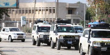 Un convoy de ambulancias que evacua a combatientes y miembros heridos de las Fuerzas Democráticas Sirias (SDF) lideradas por los kurdos, así como a civiles heridos, abandona la ciudad fronteriza siria del noreste de Ras al-Ain el 20 de octubre de 2019. (Nazeer Al-Khatib / AFP)
