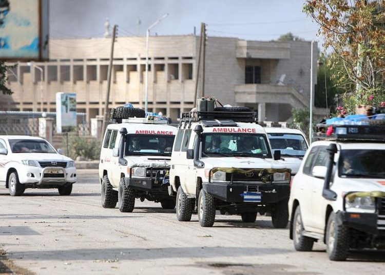 Un convoy de ambulancias que evacua a combatientes y miembros heridos de las Fuerzas Democráticas Sirias (SDF) lideradas por los kurdos, así como a civiles heridos, abandona la ciudad fronteriza siria del noreste de Ras al-Ain el 20 de octubre de 2019. (Nazeer Al-Khatib / AFP)