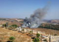 El humo se eleva desde los proyectiles de las FDI que aterrizaron en el pueblo fronterizo del sur de Líbano, Maroun Al-Ras, después de que Hezbolá disparó misiles antitanque contra posiciones de las FDI en la frontera norte Foto: AP