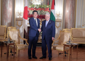 El presidente de la Autoridad Palestina, Mahmoud Abbas, y el primer ministro japonés, Shinzo Abe, se reunieron el 21 de octubre de 2019 en Tokio. (Crédito: Wafa)