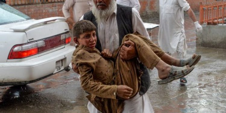 Un voluntario lleva a un joven herido al hospital, luego de una explosión de bomba en el distrito de Haska Mina de la provincia de Nangarhar el 18 de octubre de 2019. (Noorullah Shirzada / AFP)