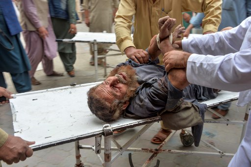 Los voluntarios llevan a un hombre herido en una camilla a un hospital, luego de la explosión de una bomba en el distrito de Haska Mina de la provincia de Nangarhar el 18 de octubre de 2019. (Noorullah Shirzada / AFP)