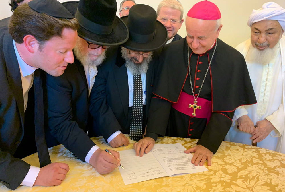 Los líderes religiosos firman un documento para ser presentado al Papa Francisco | Foto: Kobi Alter / Jefe Rabinato