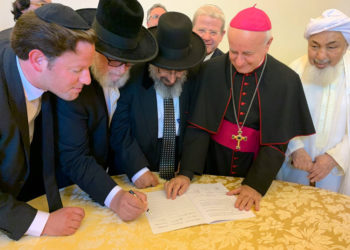 Los líderes religiosos firman un documento para ser presentado al Papa Francisco | Foto: Kobi Alter / Jefe Rabinato
