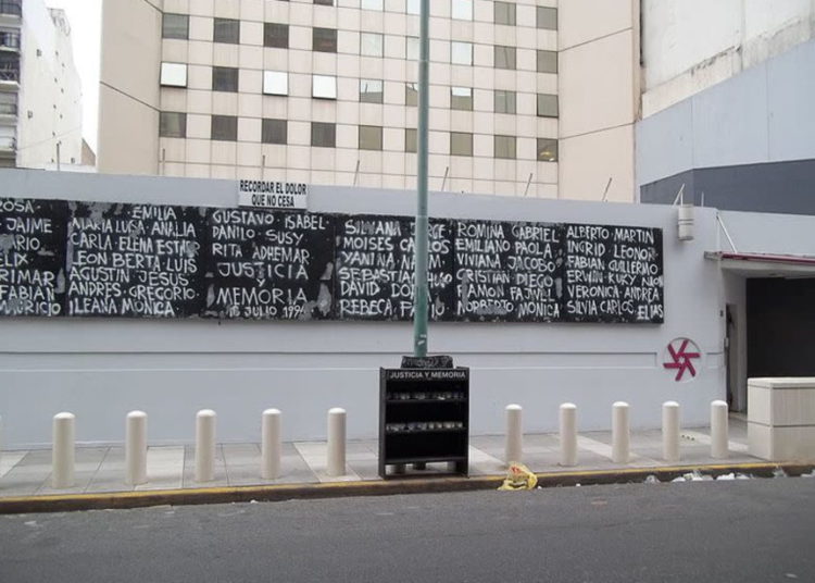 Un monumento a las víctimas del bombardeo de AMIA en 1994. (crédito de la foto: Wikimedia Commons)