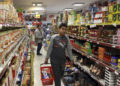 Los iraníes compran en un supermercado en el norte de Teherán, Irán, 29 de abril de 2015. Irán ha eliminado a los ciudadanos más ricos del país de una lista de personas que reciben donaciones mensuales en un pequeño paso para aliviar la carga sobre el presupuesto y liberar más fondos del gobierno. (Crédito de la foto: Vahid Salemi / AP)