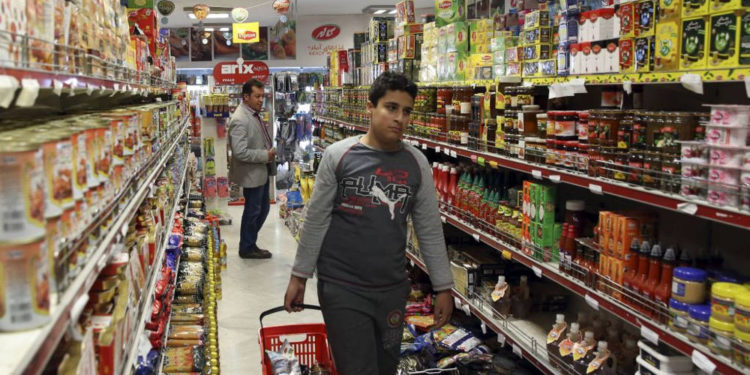 Los iraníes compran en un supermercado en el norte de Teherán, Irán, 29 de abril de 2015. Irán ha eliminado a los ciudadanos más ricos del país de una lista de personas que reciben donaciones mensuales en un pequeño paso para aliviar la carga sobre el presupuesto y liberar más fondos del gobierno. (Crédito de la foto: Vahid Salemi / AP)