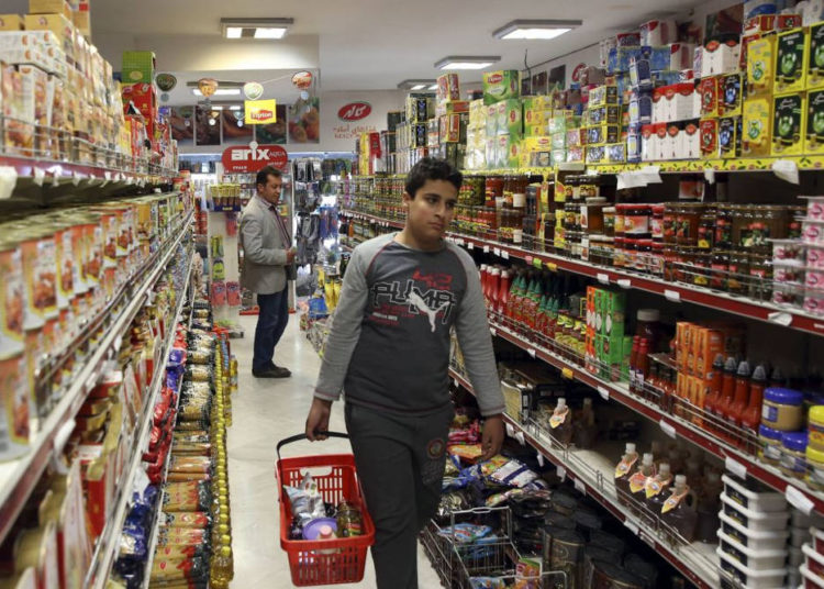 Los iraníes compran en un supermercado en el norte de Teherán, Irán, 29 de abril de 2015. Irán ha eliminado a los ciudadanos más ricos del país de una lista de personas que reciben donaciones mensuales en un pequeño paso para aliviar la carga sobre el presupuesto y liberar más fondos del gobierno. (Crédito de la foto: Vahid Salemi / AP)