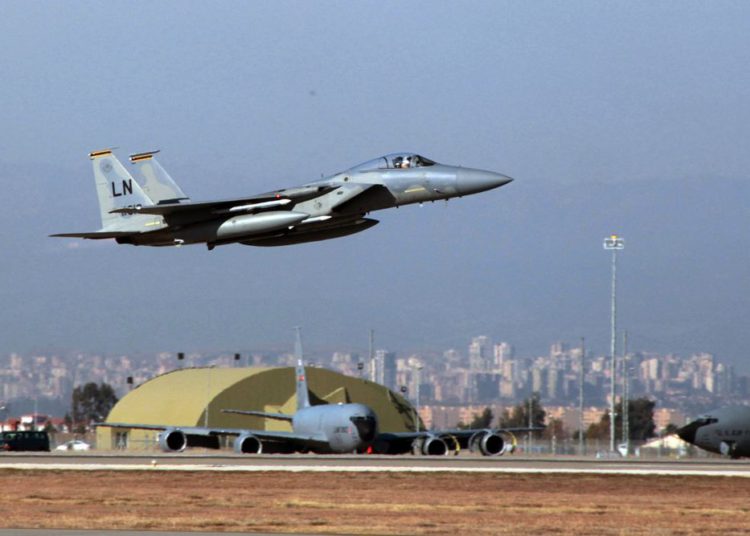 Un avión de combate F15 de la Fuerza Aérea de los EE. UU. Despega en la Base Aérea Incirlik cerca de Adana, Turquía, el martes 15 de diciembre de 2015. (Foto AP)