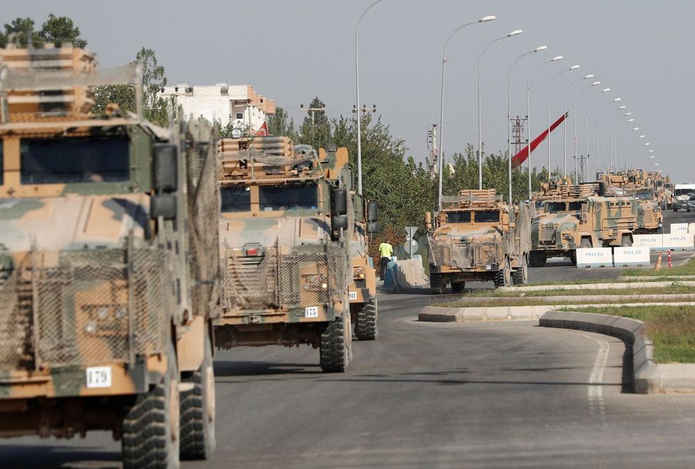 Vehículos militares turcos son vistos en la ciudad fronteriza turca de Ceylanpinar en la provincia de Sanliurfa, viernes | Foto: Reuters / Murad Sezer