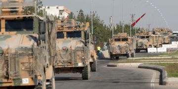 Vehículos militares turcos son vistos en la ciudad fronteriza turca de Ceylanpinar en la provincia de Sanliurfa, viernes | Foto: Reuters / Murad Sezer