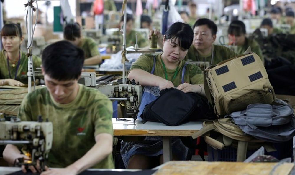 Los trabajadores chinos en Yakeda Tactical Gear producen cajas de armas para la venta en los EE. UU.